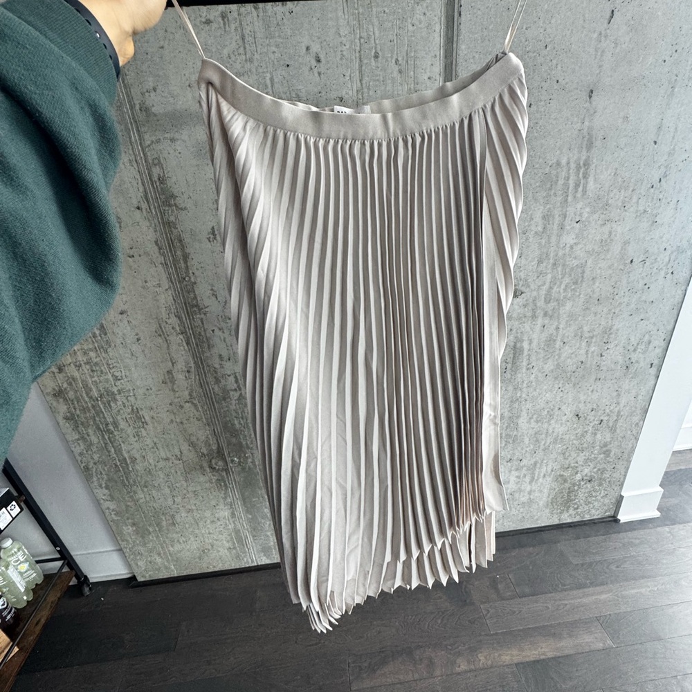 Babaton Elegant Cream Pleated Skirt